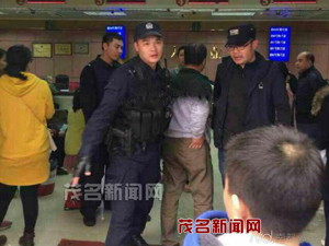 江门警方不打招呼搞演练 群众逃命“跑掉鞋” 江门警方不打招呼搞演练 群众逃命“跑掉鞋”